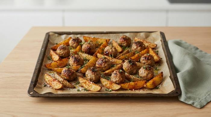 Fırında köfte patates, servise hazır