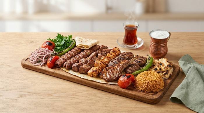 Ahşap tahtada Adana, tavuk şiş ve pirzolalı karışık ızgara, közlenmiş sebzeler