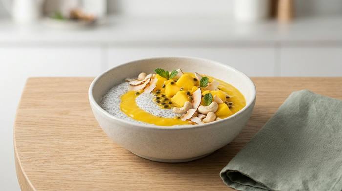 Mango püresi ve hindistan cevizi parçalarıyla chia puding kasesi