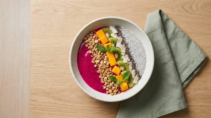 Pitaya, mango, kivi, granola ve chia ile renkli smoothie bowl