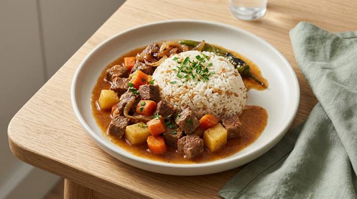 Tabakta pilavla servis edilen sebzeli tas kebabı