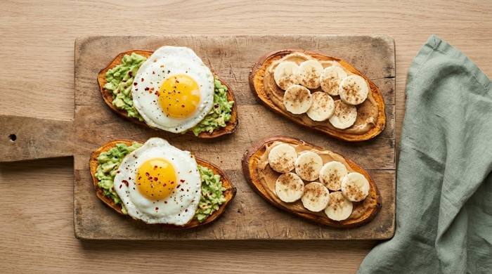 Avokado ve yumurtalı, muzlu ve fıstık ezmeli tatlı patates tostları