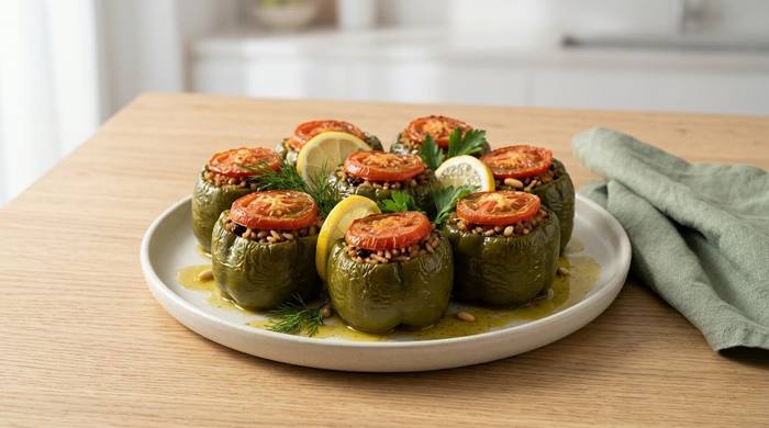 Domates kapaklı zeytinyağlı biber dolmaları ve limon