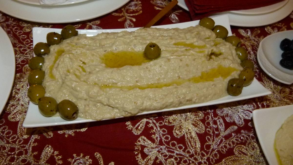 Zeytinyağı gezdirilmiş, yoğurtlu közlenmiş patlıcan ezmesi