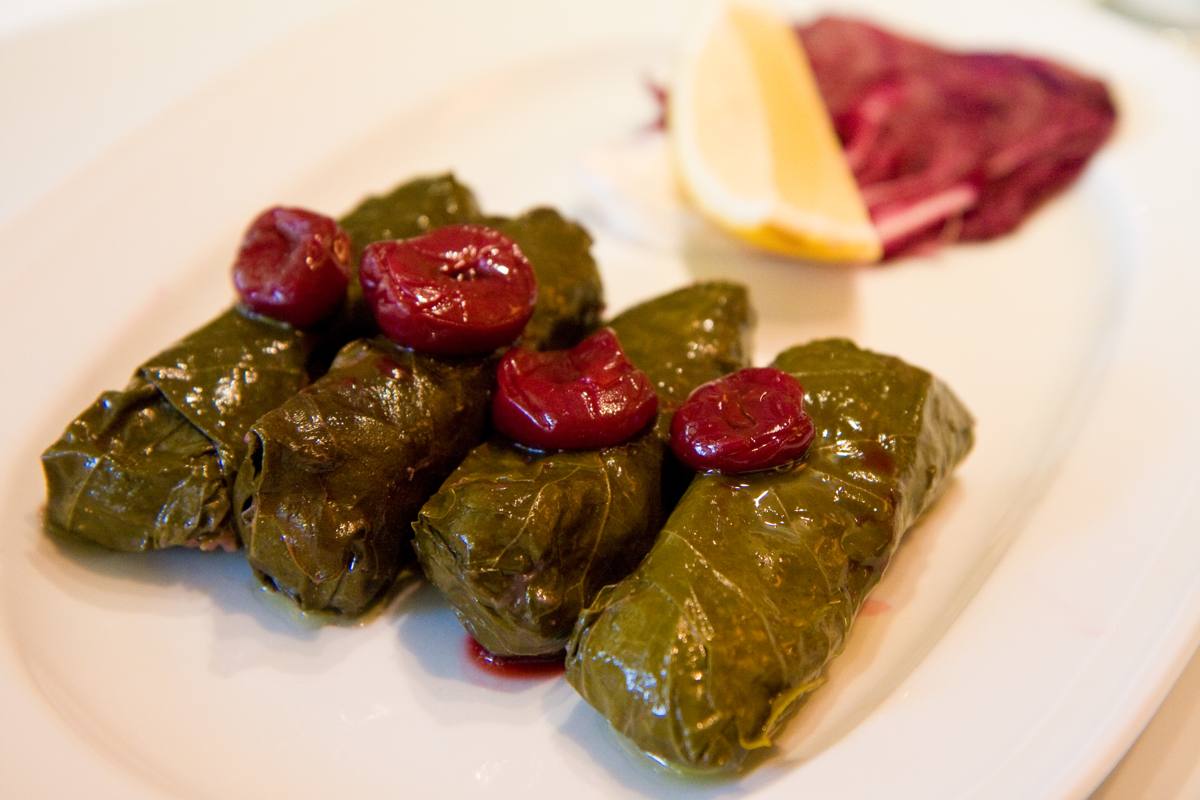 Vişneli zeytinyağlı yaprak sarma