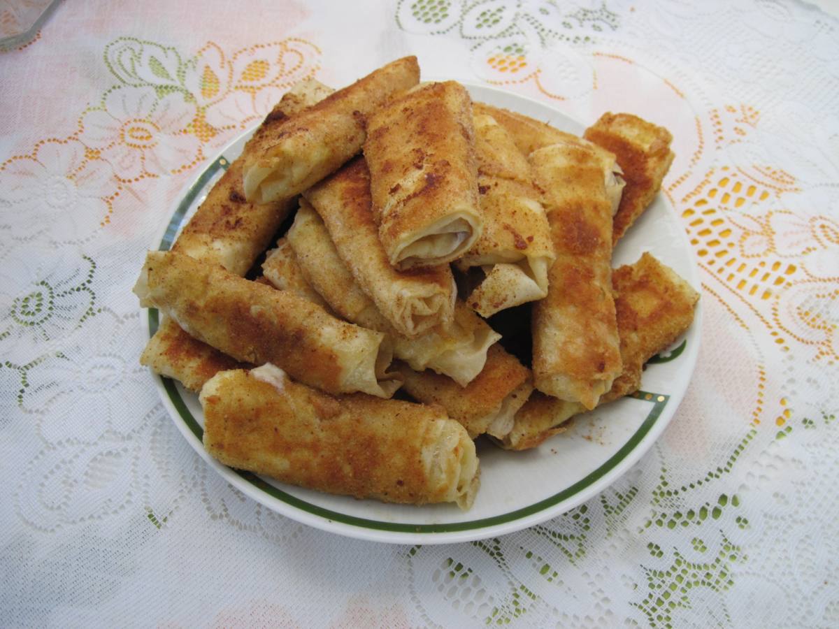 Tabakta kızarmış paçanga böreği