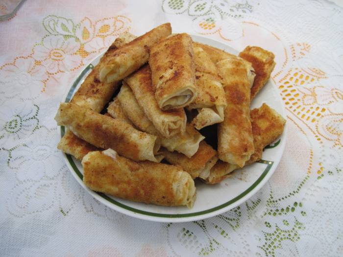 Tabakta kızarmış paçanga böreği