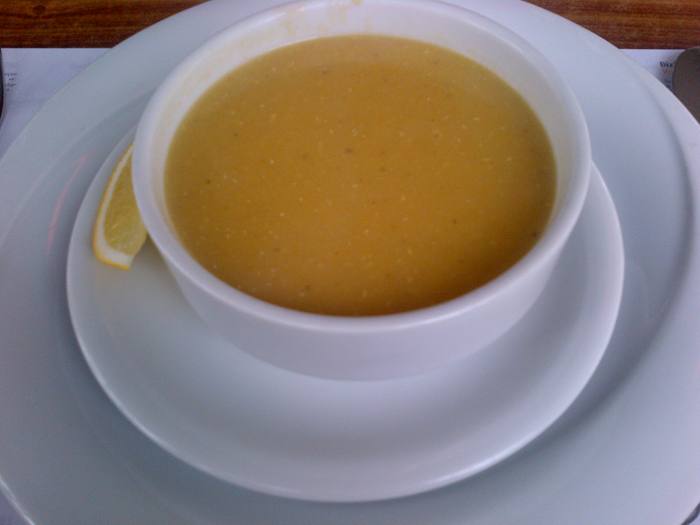 Kasede kırmızı mercimek çorbası ve limon