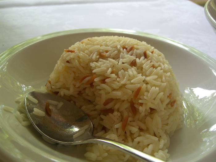 Tabakta tane tane tereyağlı pirinç pilavı